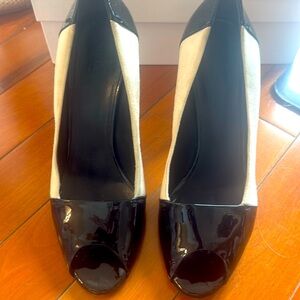 GUCCI ivory suede and black patent leather peep toe heel 9.5